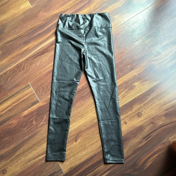 7 FOR All Your Mankind Black Faux Leather Leggings size Medium - Picture 2 of 8